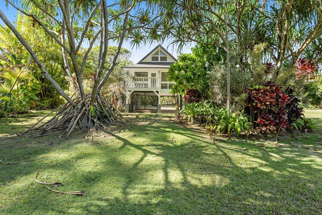 Breathtaking Anini home with guesthouse & steps away from beach
