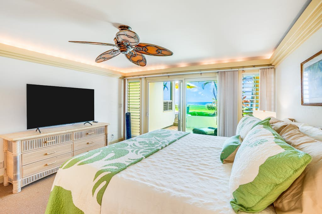 Waterfront retreat with gourmet kitchen, spacious lanai & W/D