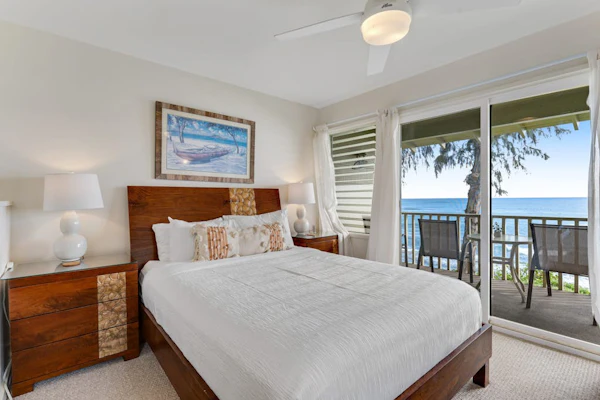 Charming studio with killer ocean views, balcony & outdoor pool