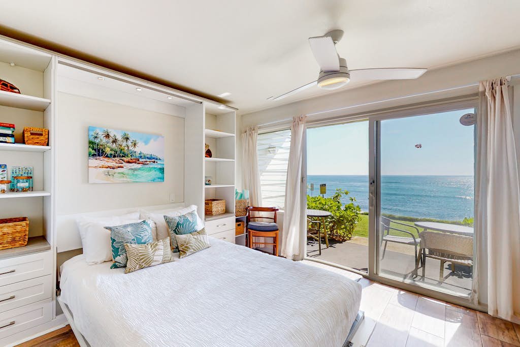 Beautiful oceanfront studio on the beach with outdoor pool & full kitchen