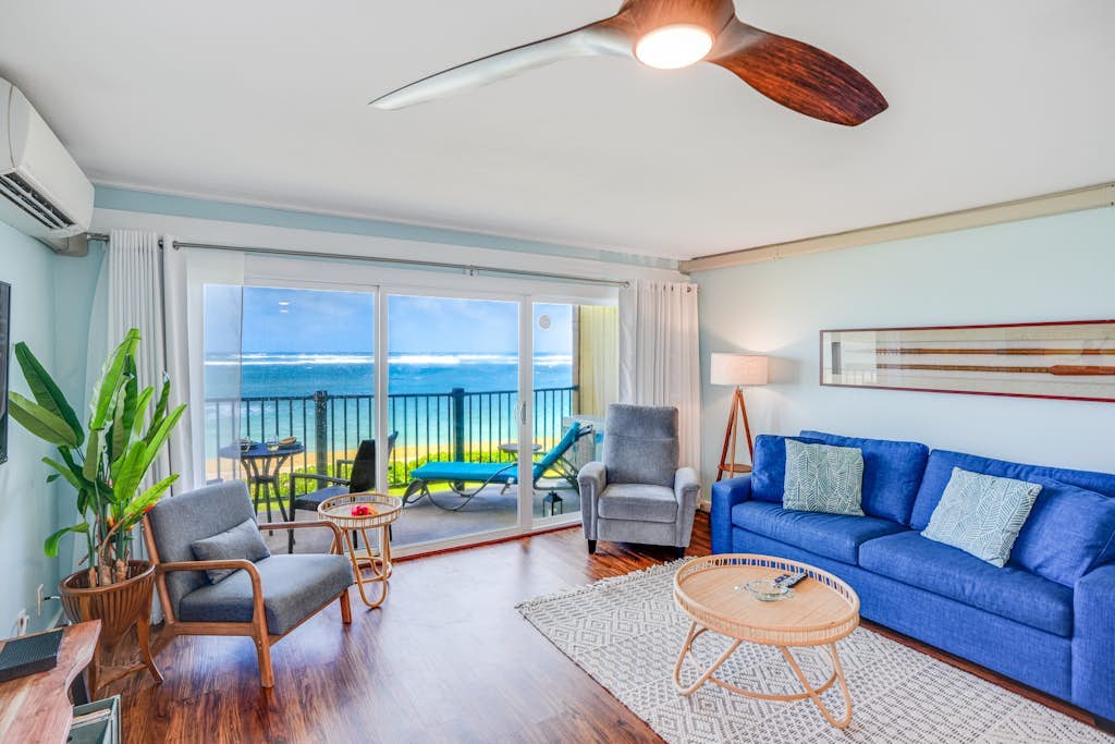 Oceanfront condo with balcony, great view, pool, hot tub - 50 ft to beach