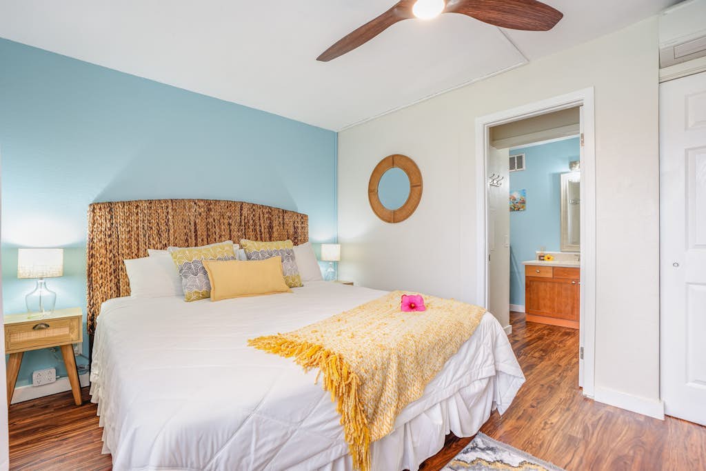 Oceanfront condo with balcony, great view, pool, hot tub - 50 ft to beach
