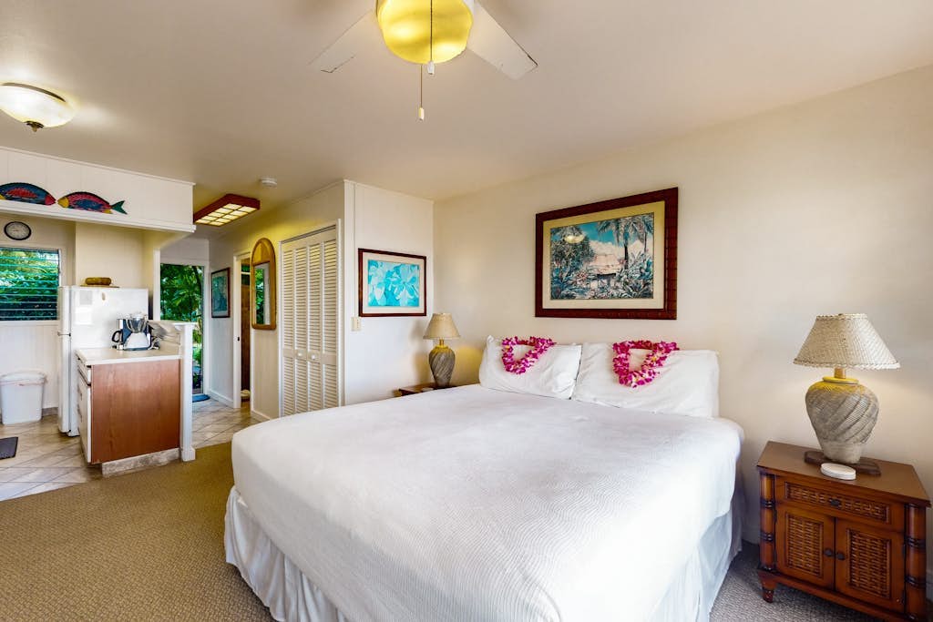 Oceanfront ground-floor condo with amazing views, pool, & full kitchen -walkable