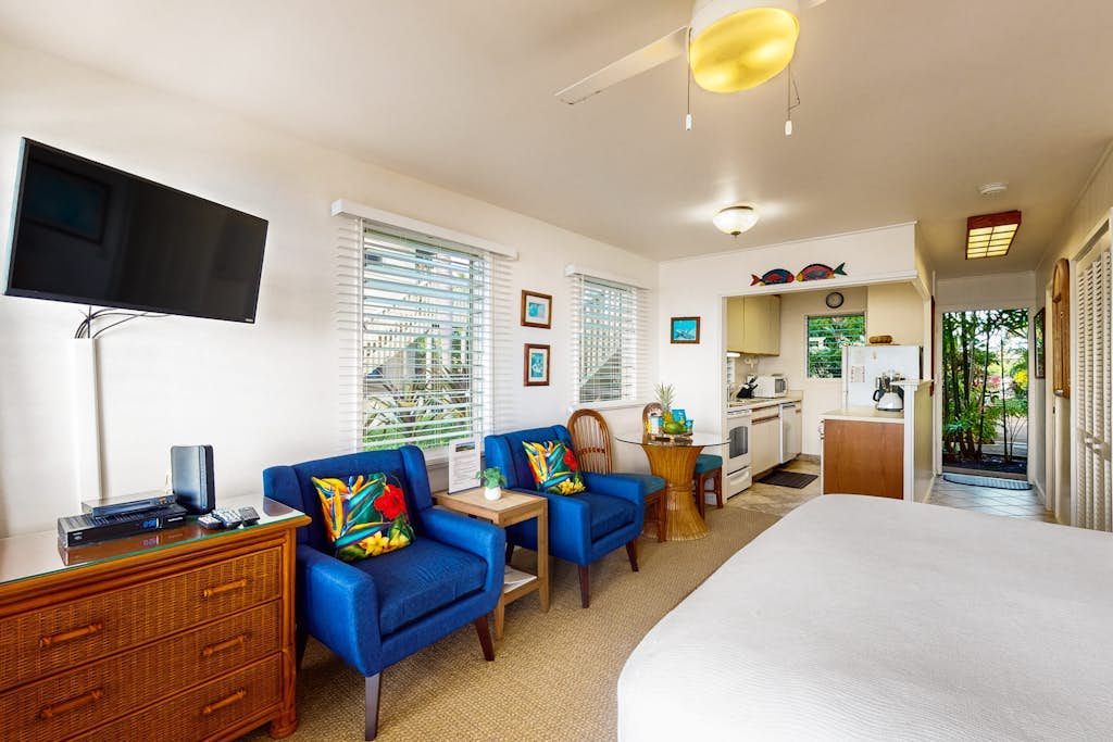 Oceanfront ground-floor condo with amazing views, pool, & full kitchen -walkable