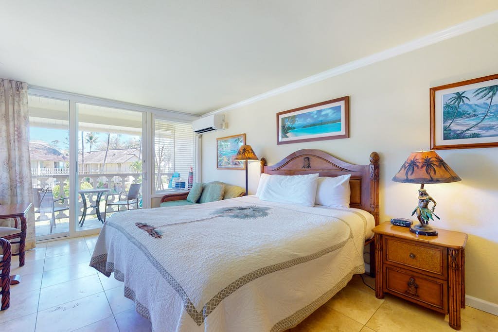 Top-floor beach corner unit - sweeping views - steps to oceanside pool & hot tub