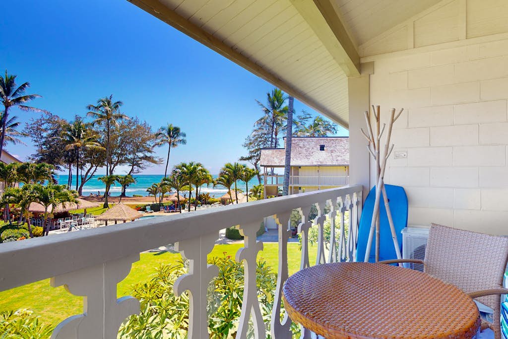 Top-floor beach corner unit - sweeping views - steps to oceanside pool & hot tub