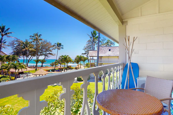 Top-floor beach corner unit - sweeping views - steps to oceanside pool & hot tub