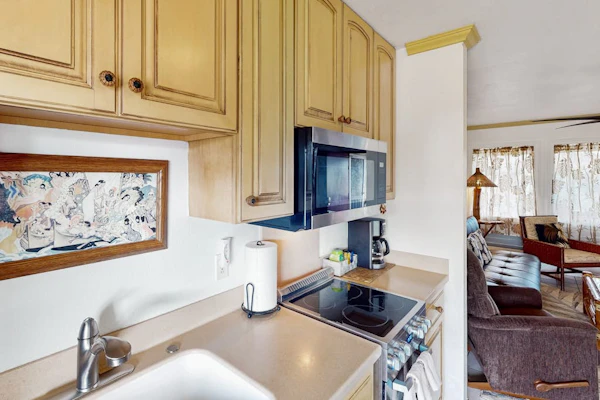 Ocean view condo near beach & dining, beach chairs & gear provided