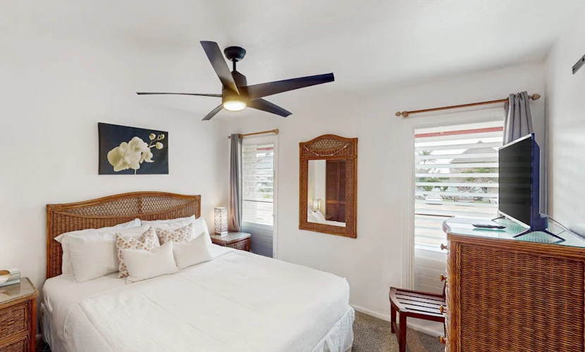 Ocean view condo near beach & dining, beach chairs & gear provided