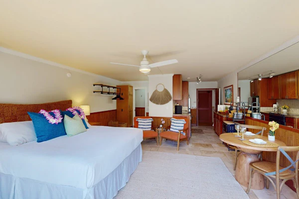Beautifully renovated studio, shared pool and bbq, walk to beach