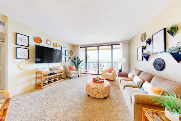 Great Views - Oceanfront Condo w/ Lanai, Pool, Hot Tub & Direct Beach Access