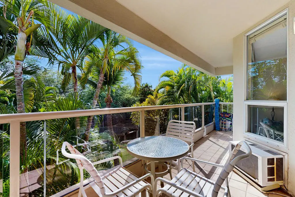 Maui Banyan Q203