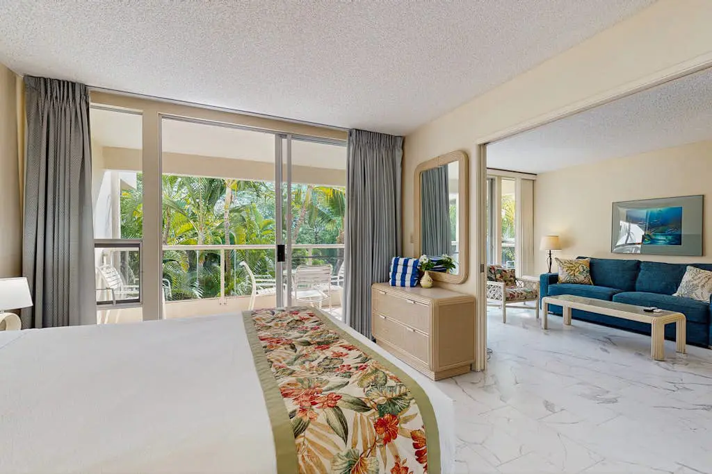 Maui Banyan Q203
