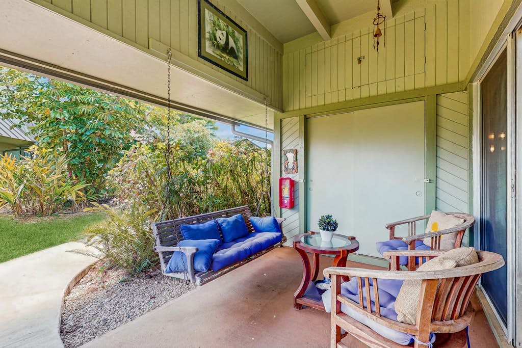 Lush end-unit condo with on-site pool, private lanais, grill, & washer/dryer