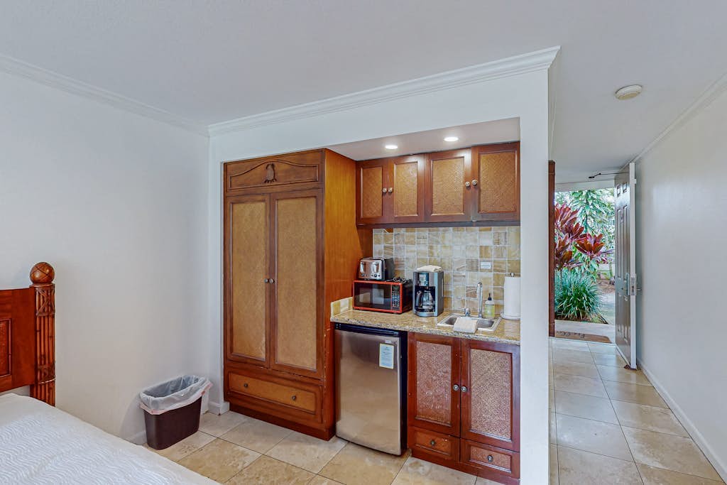 Ground-floor zen studio with garden-view lanai, AC, beachside pool/hot tub