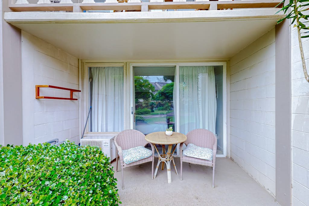 Ground-floor zen studio with garden-view lanai, AC, beachside pool/hot tub