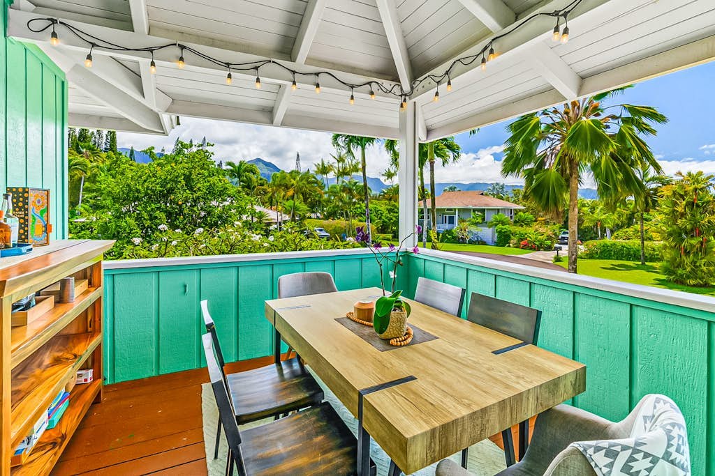 Designer oasis with waterfall & sunset views, hot tub, kayak, surfboard & bikes