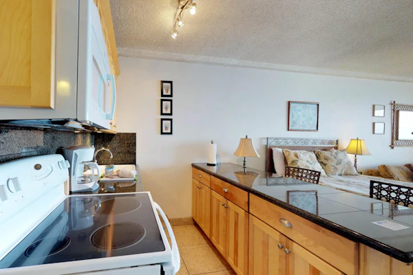 August Sale! - Ocean-View Studio Suite with Easy Beach Access, Shared Pool & Hot Tub