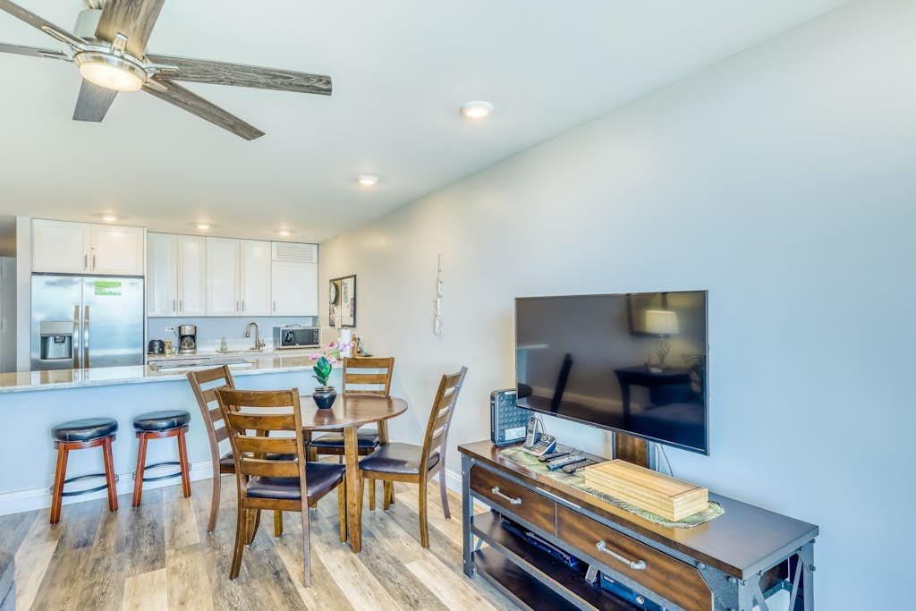 August Sale!  Oceanfront condo with shared pool & spectacular views from private lanai