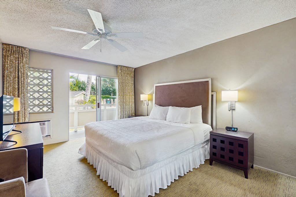 Stylish condo with private lanai, shared pool & hot tub - steps from the beach
