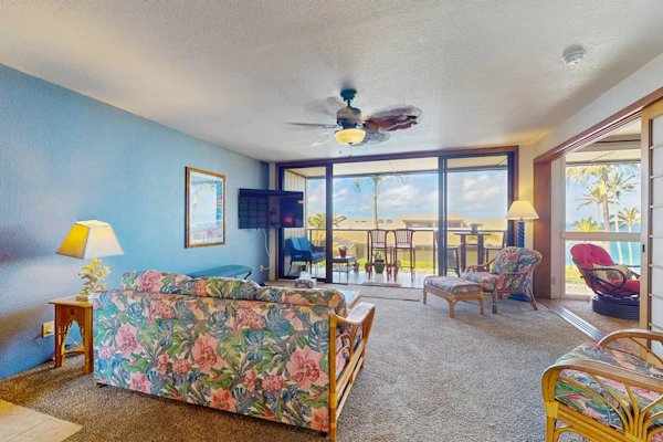 Bright Condo w/ views of the Ocean & shared pool/hot tub - close to golf & beach
