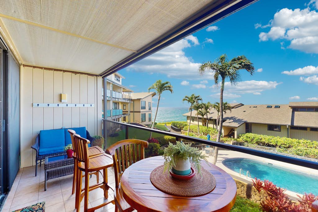 Bright Condo w/ views of the Ocean & shared pool/hot tub - close to golf & beach