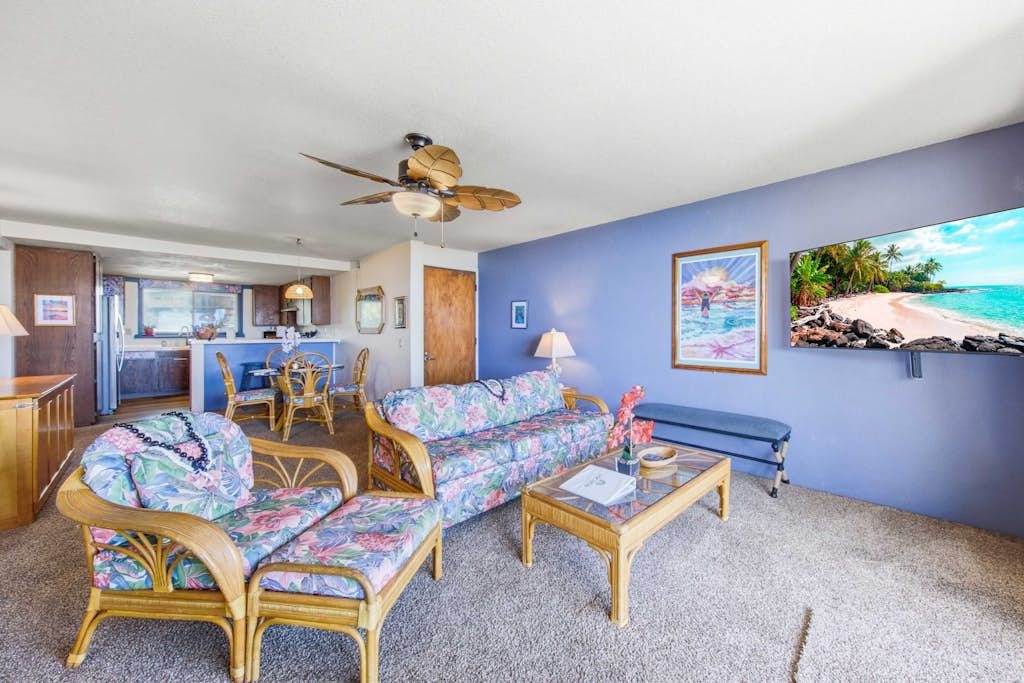 Bright Condo w/ views of the Ocean & shared pool/hot tub - close to golf & beach