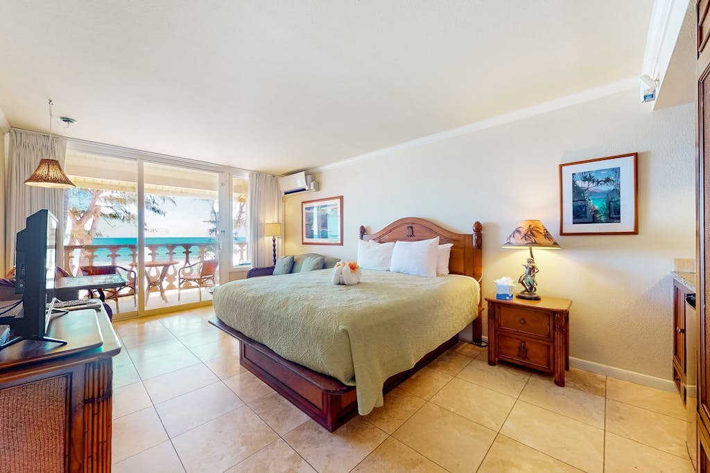 Top-floor beach condo with sweeping oceanfront views - steps to pool & hot tub