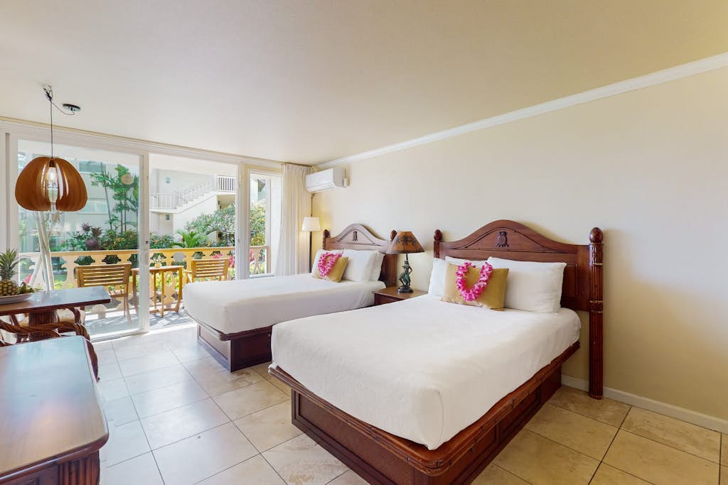 Ground-floor studio with partial ocean view & AC, ADA - beachside pool & hot tub