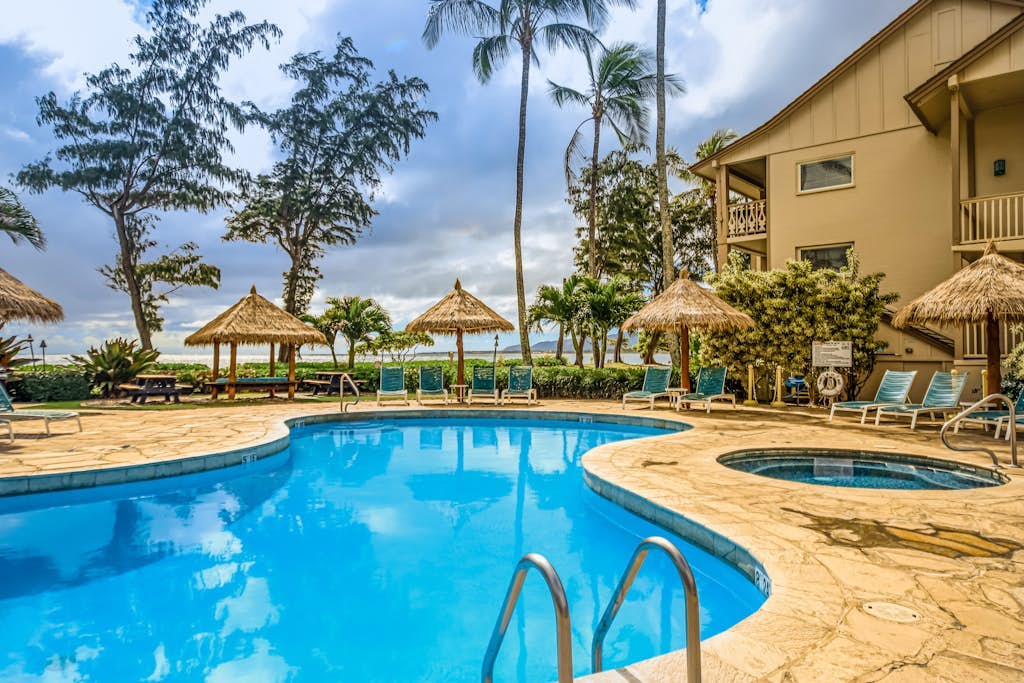 Ground-floor studio with partial ocean view & AC, ADA - beachside pool & hot tub