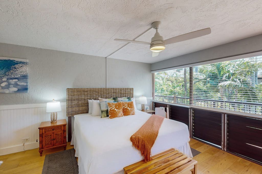 Fully remodeled tropical studio with outdoor pool - walk to beach