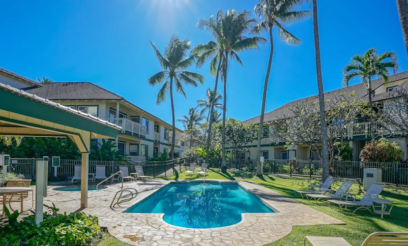 2BD/2BA Condo w/ A/C, 3 Pools & Walk to 3 Beaches