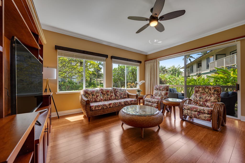 2BD/2BA Condo w/ A/C, 3 Pools & Walk to 3 Beaches