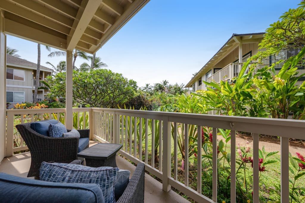 2BD/2BA Condo w/ A/C, 3 Pools & Walk to 3 Beaches