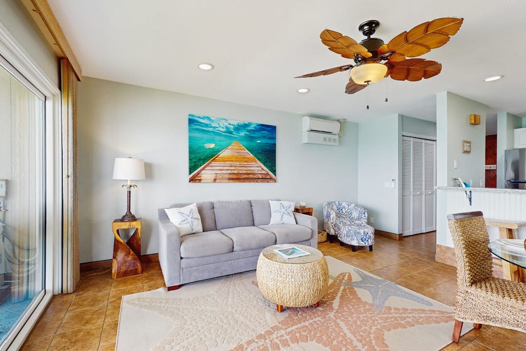 Oceanfront condo with pool, hot tub, sauna, tennis, BBQ, putting green, & lanai