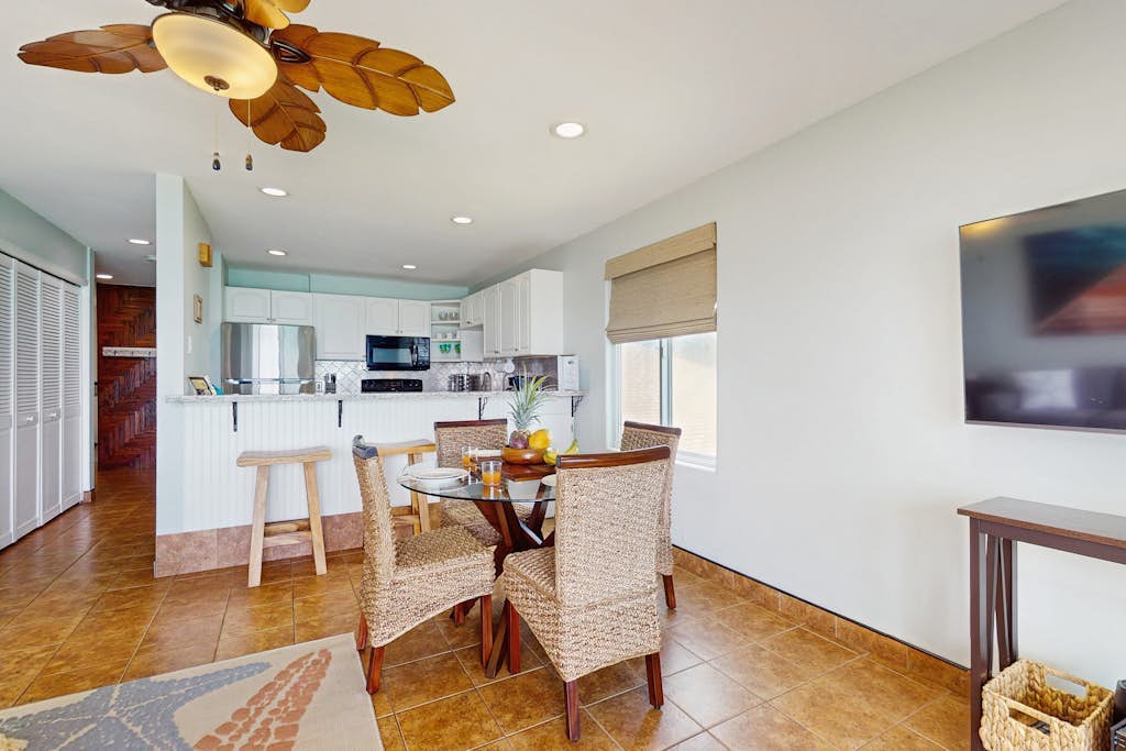 Oceanfront condo with pool, hot tub, sauna, tennis, BBQ, putting green, & lanai