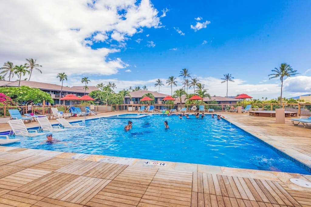 Romantic, waterfront studio with pool, hot tubs & golf course view