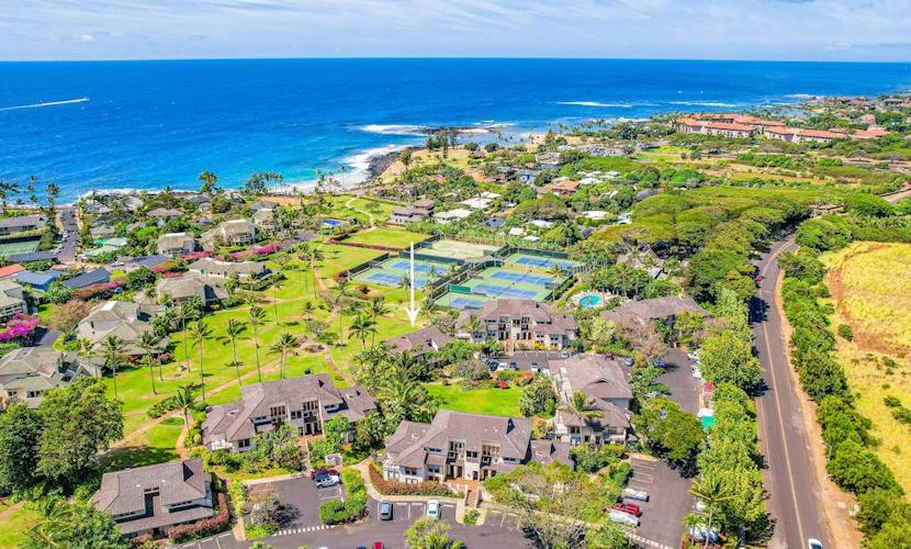 Family friendly condo w/ private lanai, shared hot tub & pool - close to beach