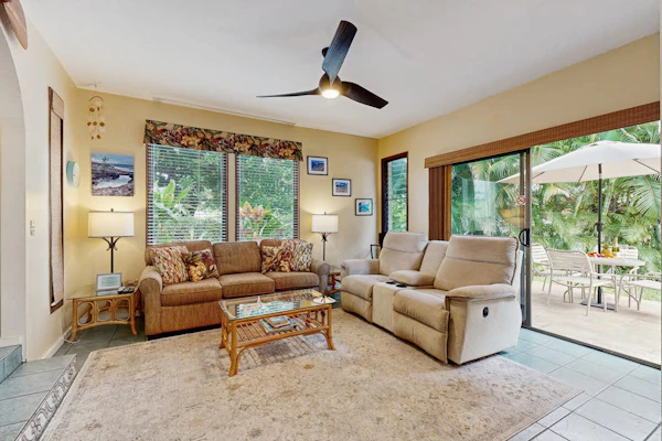 Family friendly condo w/ private lanai, shared hot tub & pool - close to beach