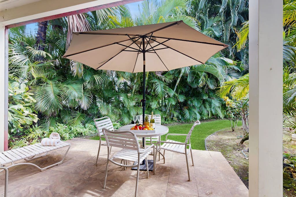 Family friendly condo w/ private lanai, shared hot tub & pool - close to beach