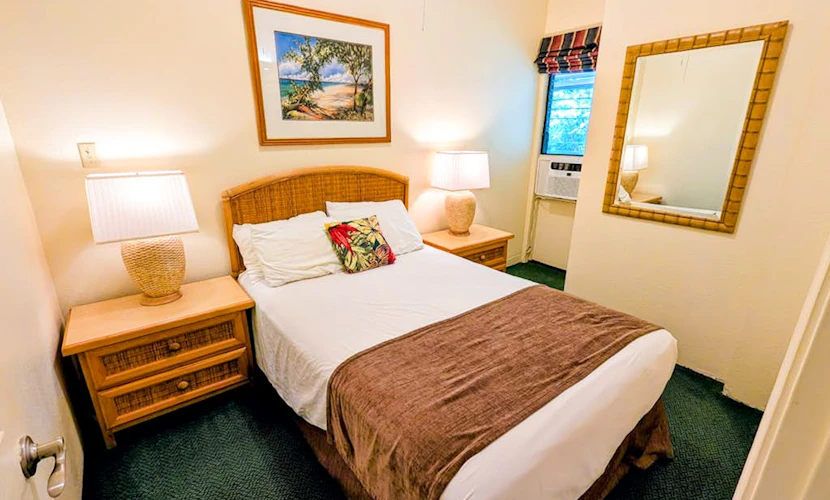 Charming condo with full kitchen, A/C throughout, pool, grill & shuffleboard - close the beach!