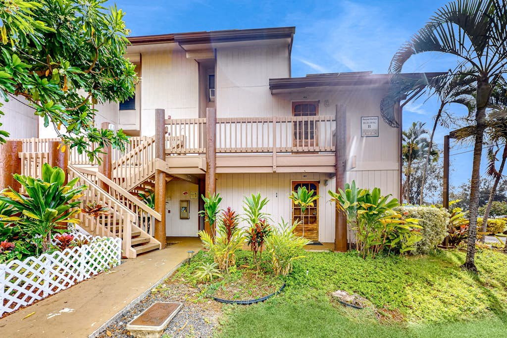 Tropical hideaway with easy beach access, alfresco patio, pool & tennis