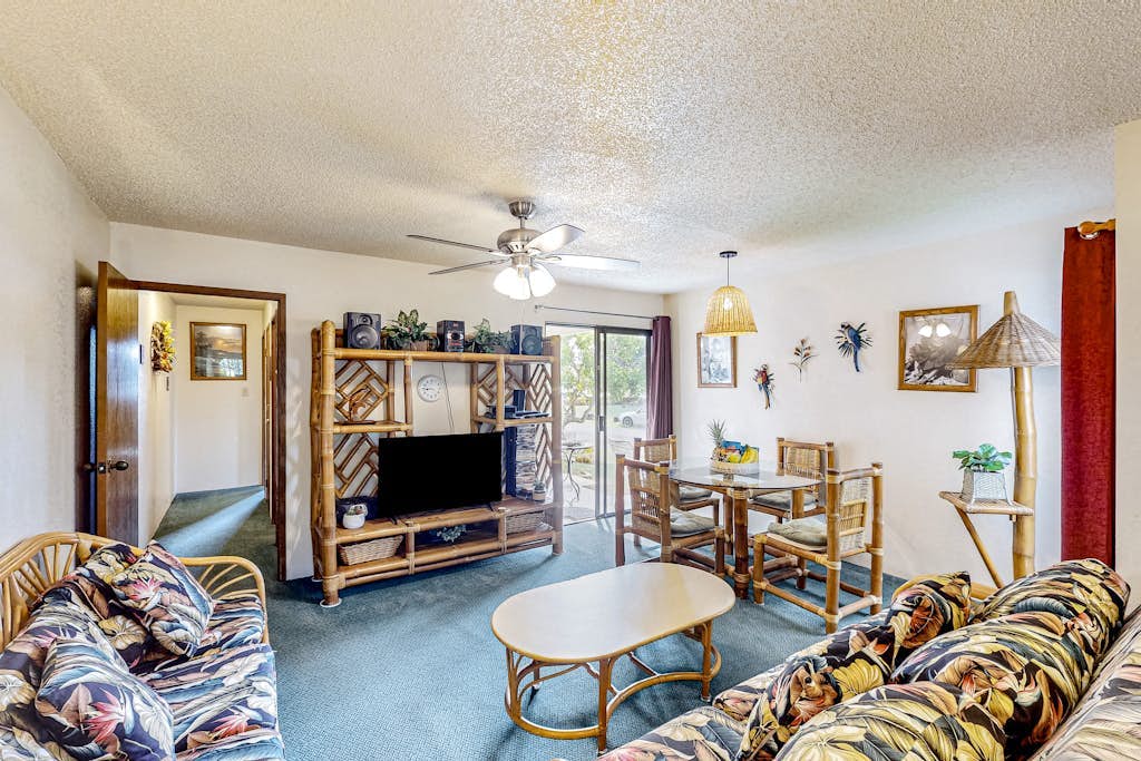 Tropical hideaway with easy beach access, alfresco patio, pool & tennis