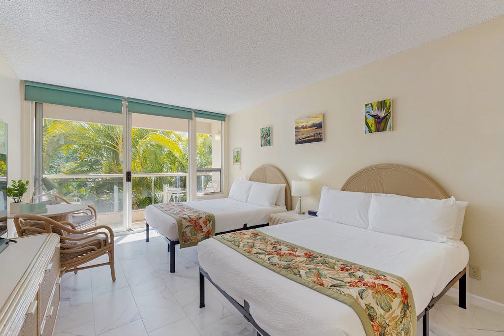 Cozy suite with shared pool, hot tub, tennis - moments from beach!