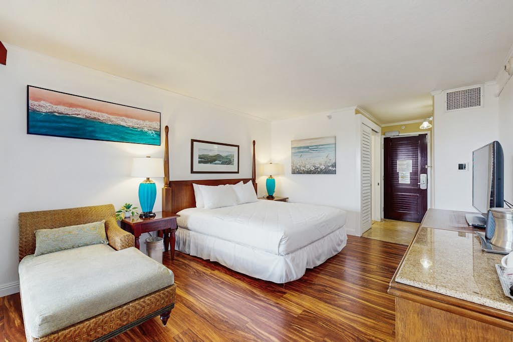 Cozy studio w/ ocean view, shared pools, gym & hot tub - walk to the beach!