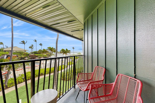 Cozy studio w/ ocean view, shared pools, gym & hot tub - walk to the beach!