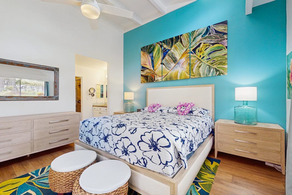 Spacious 2-bedroom condo with a lanai, on-site pool, WiFi & golf courses nearby