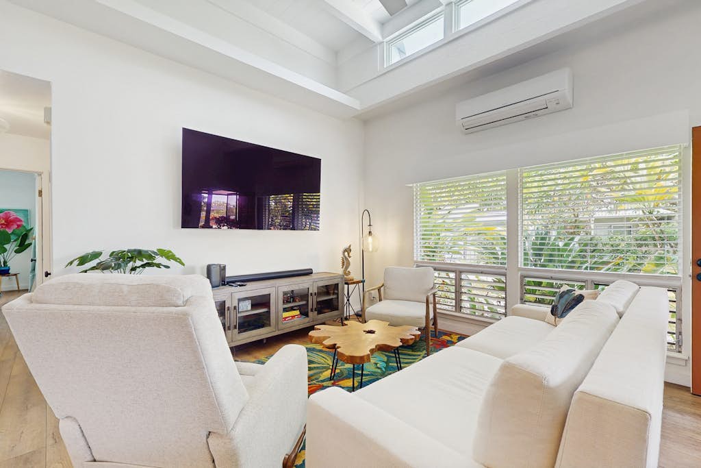 Spacious 2-bedroom condo with a lanai, on-site pool, WiFi & golf courses nearby