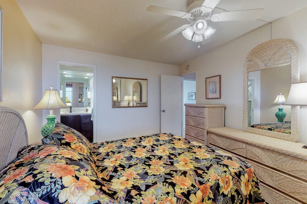 Top-floor oceanfront condo with sweeping ocean views, lanai, partial A/C