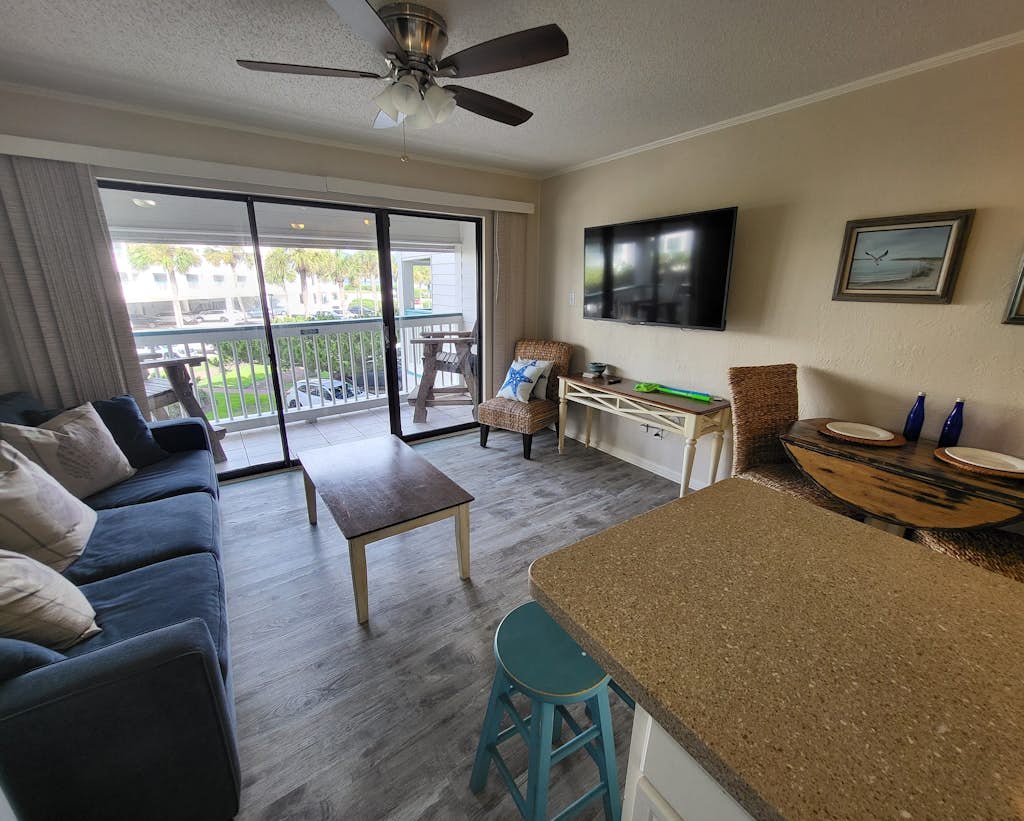 Wright Time for the Beach - Adorable, Sleeps 6! Located on Seawall Blvd! Across from Babe's Beach!